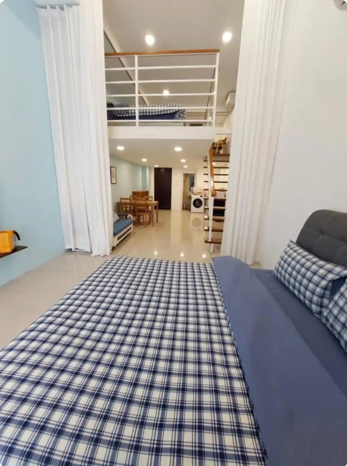 Cozy In Center With Free Parking -1c *